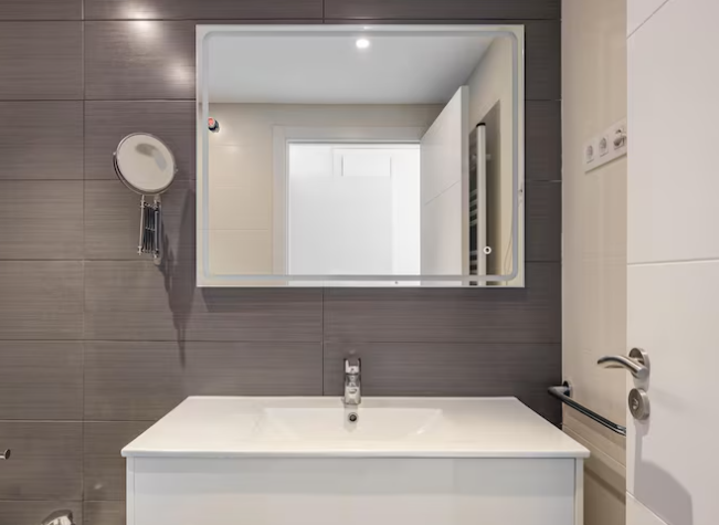 Espelho bisotê ou lapidado: qual a diferença e qual escolher para sua decoração