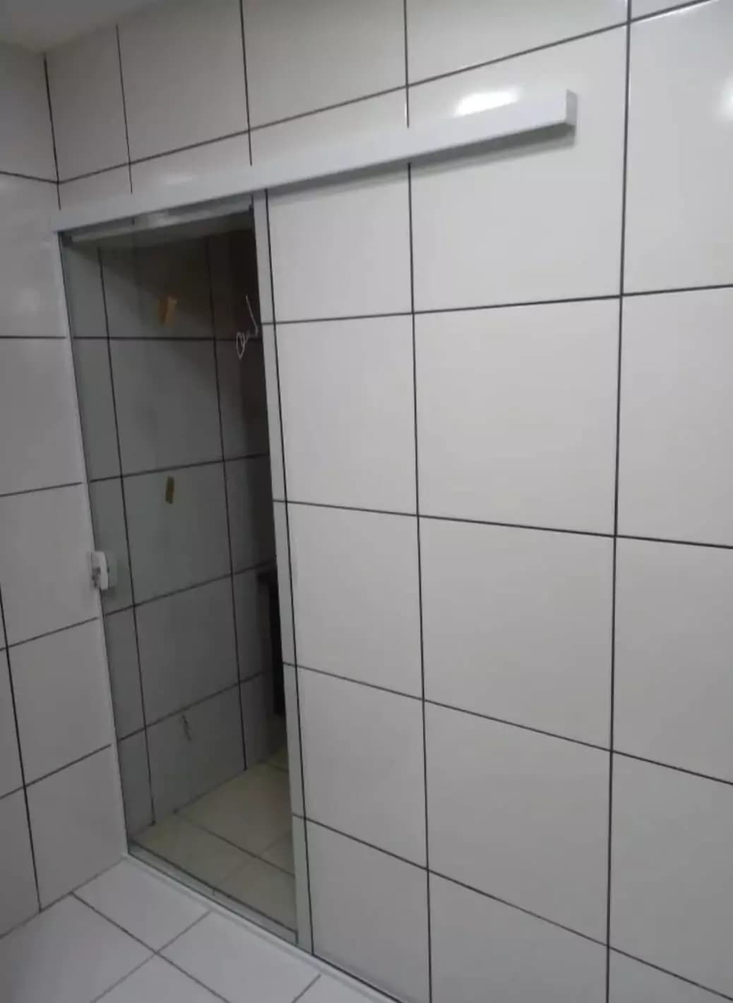 Porta de correr vidro incolor: o investimento que transforma seu ambiente