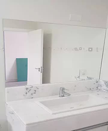 Saiba onde comprar espelho sob medida: conheça a Vitrais Santa Terezinha