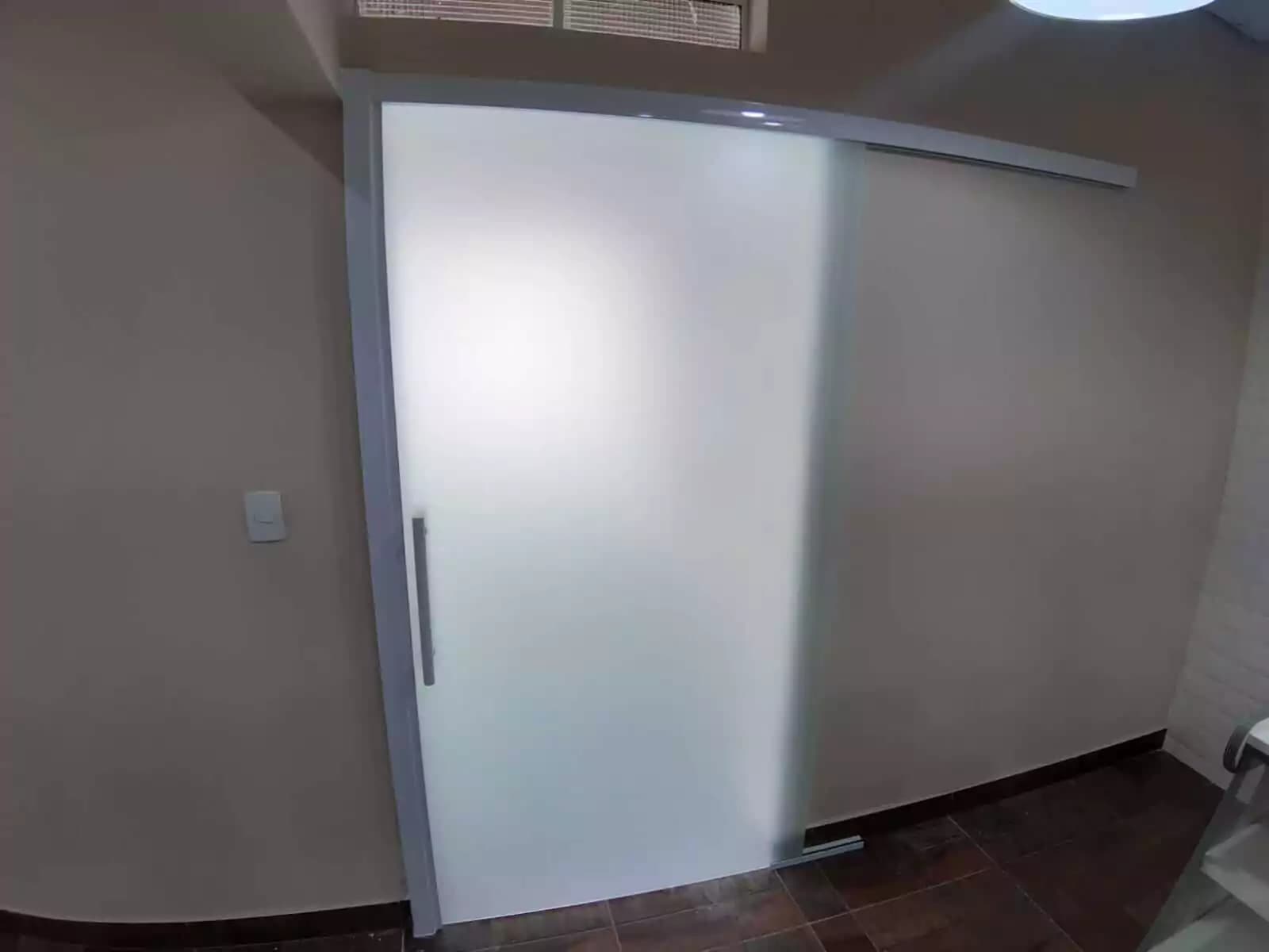 Porta de correr com vidro temperado: guia para comprar com mais segurança