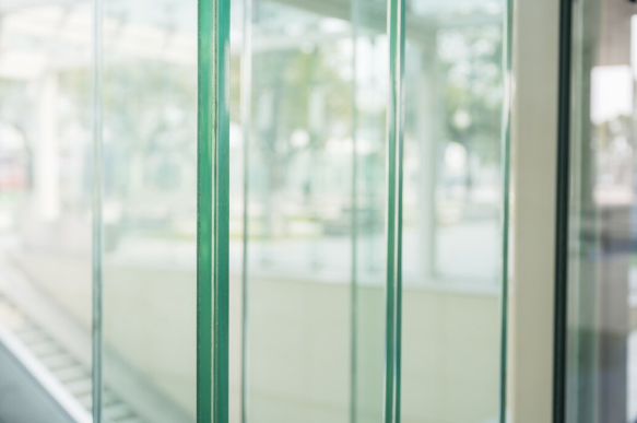 Porta de correr com vidro temperado: guia para comprar com mais segurança